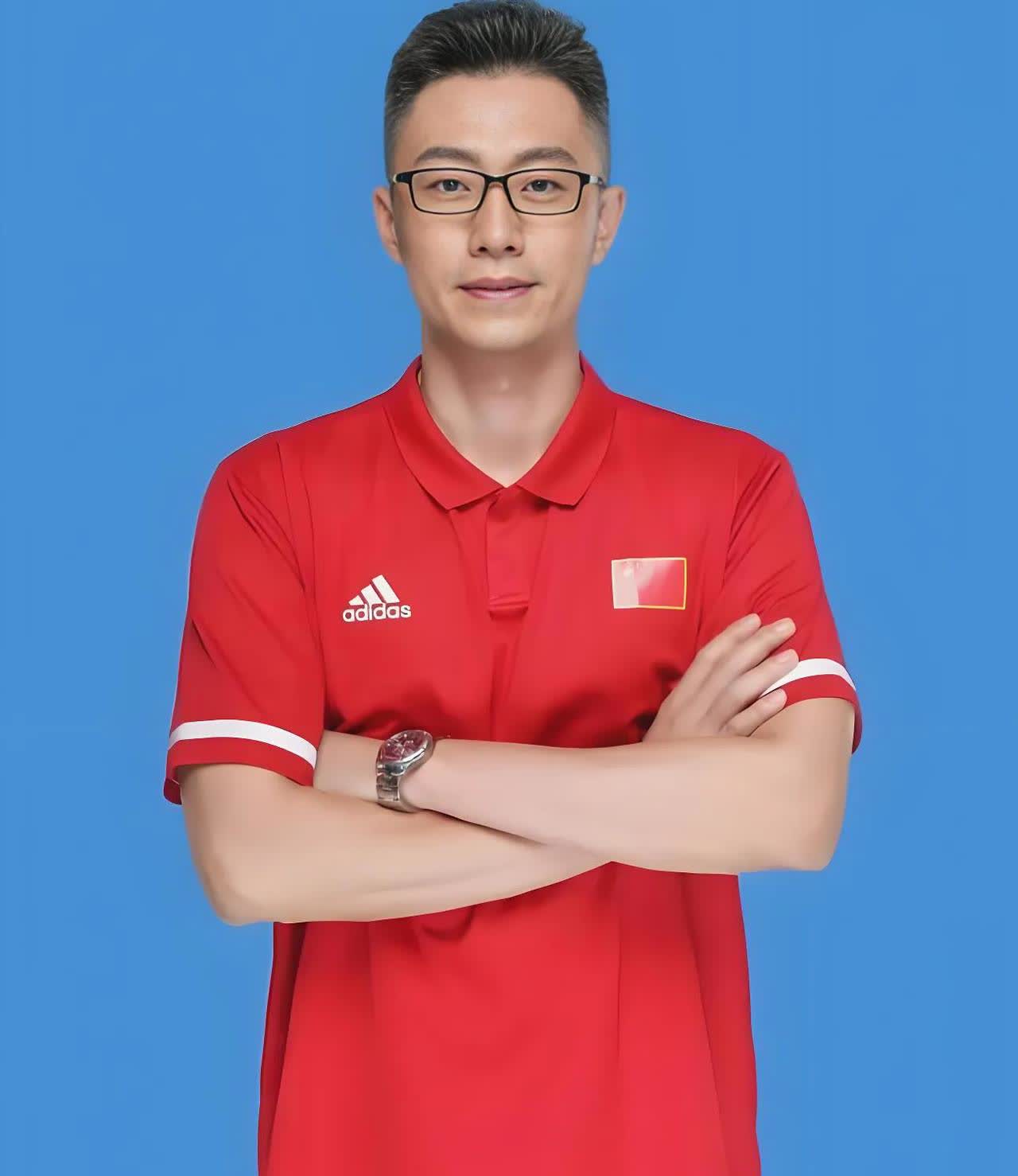 袁灵犀：女排教练席的“宝藏型”人物，魏秋月嫁他，妥妥是捡到“宝”了。以前提到