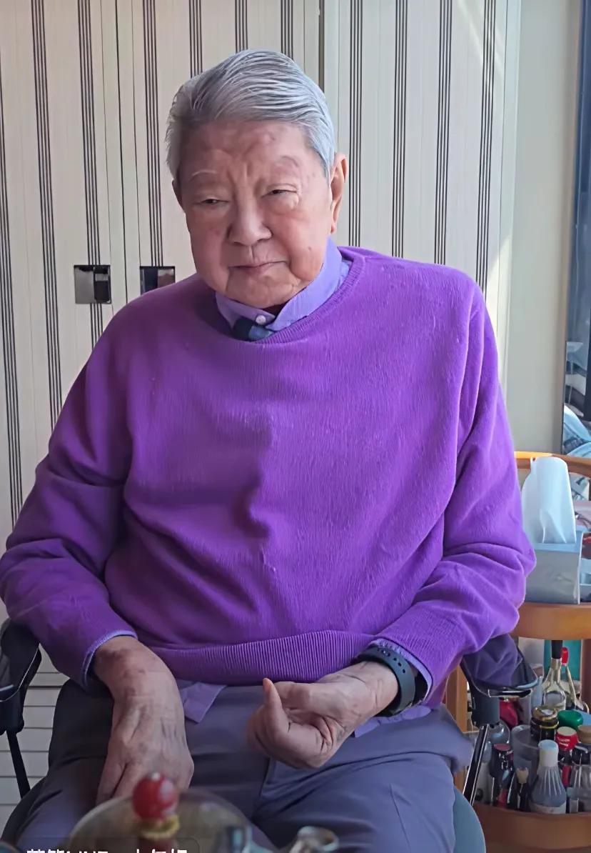 人，还是要生自己的孩子！这是3个月前的蔡澜，头发虽白，但发量不错，精神也