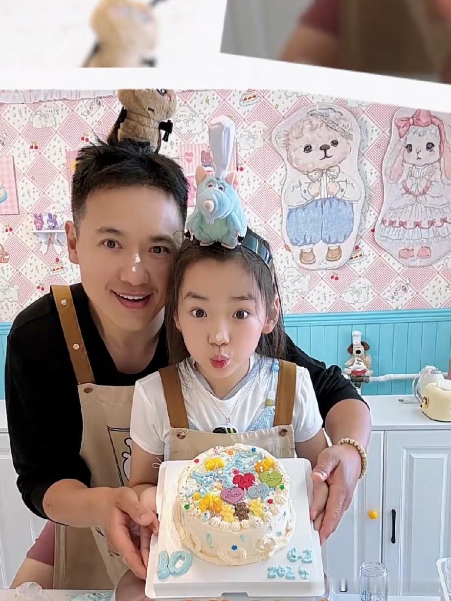 演员高云翔生日当天，女儿小酒窝陪爸爸度过了一个欢乐祥和的生日。小酒窝亲手为爸爸做