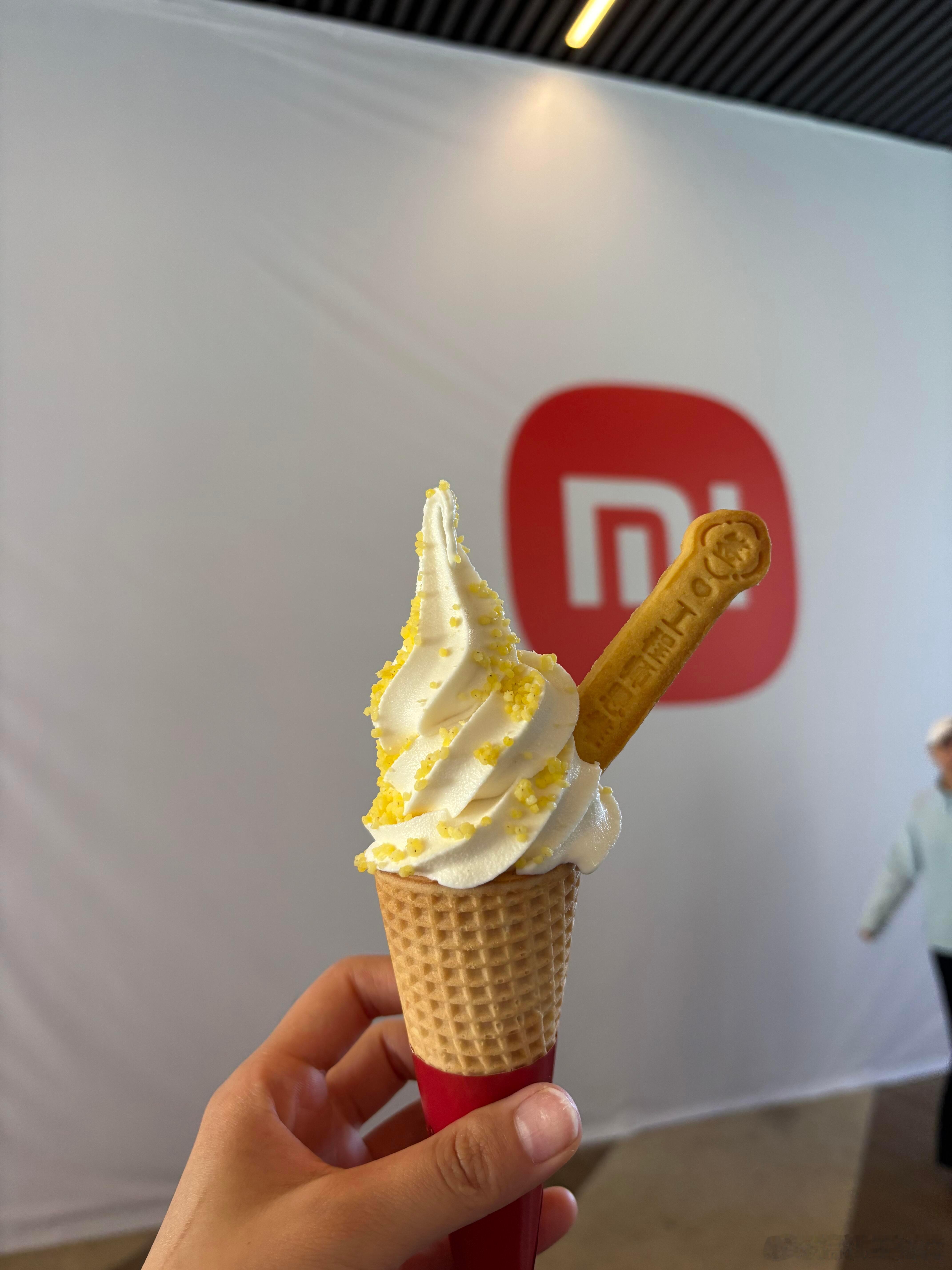 会玩，小米开发布会发布新品了，只不过并非数码产品，而是小米食堂发布小米冰激凌。同