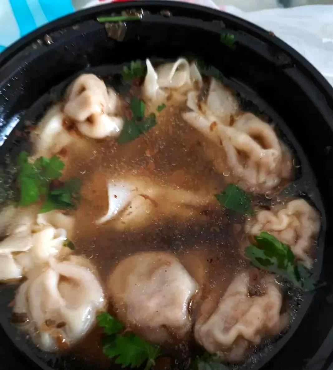 公公在我家住了两个月，现在已经回老家了，公公走的第二天，我在床底下发现了一堆丝袜