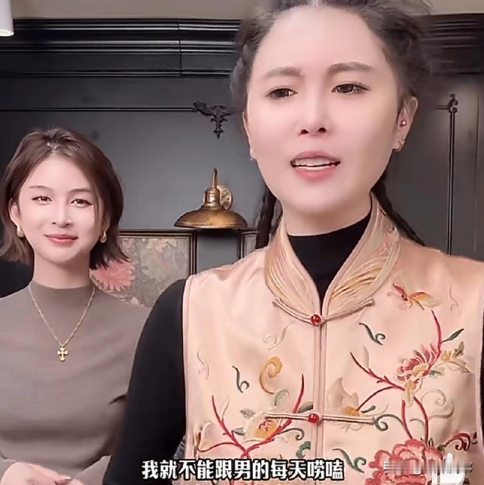 球球直播表示，结婚后不能与别人乱互动了，管的真严！球球直