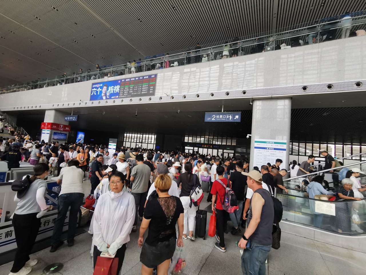 啥叫旅游？这就是旅游。北方这座旅游城市-秦皇岛，每年7-8月份就是这个样子。秦皇