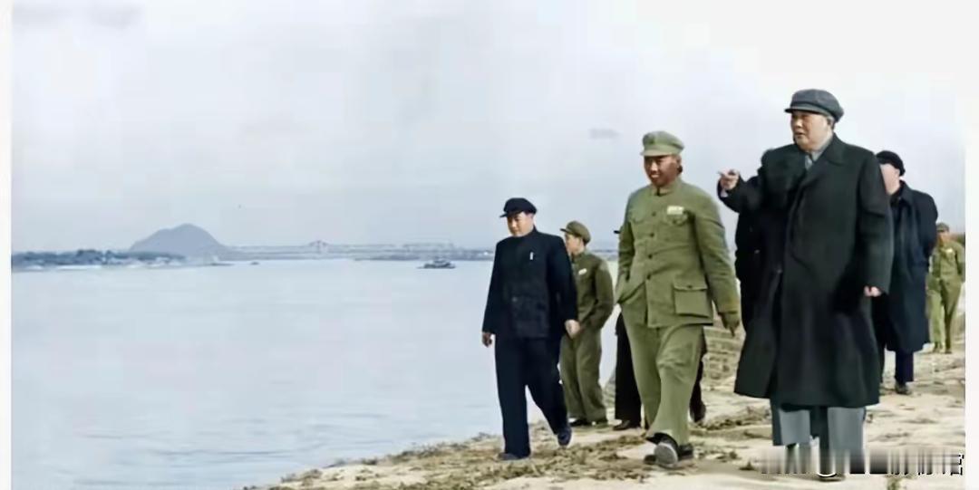这张彩色修复老照片拍摄于长江岸边，画面右侧拄帽前行、抬手指点的是毛泽东主席，身旁