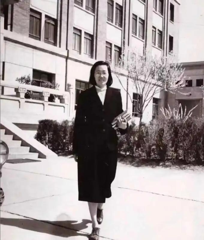 1961年，北大才女王承书吃完饭后，像往常一样去了实验室。谁知这一走，却像人间