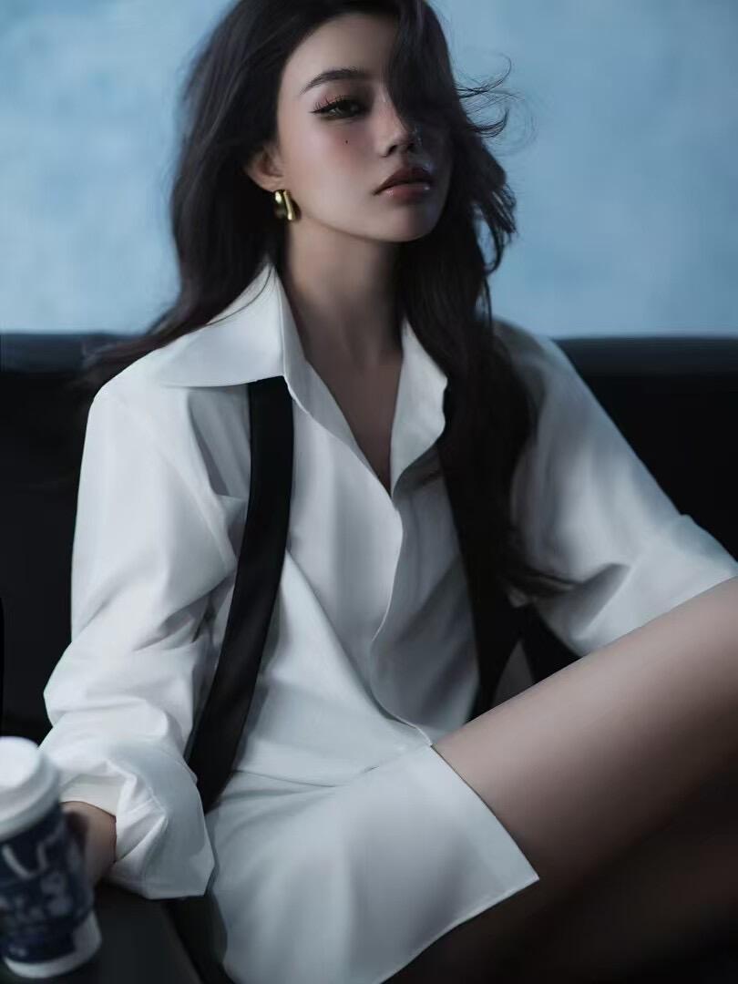 御姐风写真这次真的鲨疯啊简单的衬衫也可以拍的超有感觉～​​​