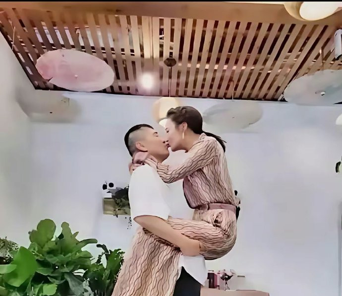 图二确实是蒋勤勤本人，但看到图一的时候我还是吓了一跳，第一眼还以为是马丽。