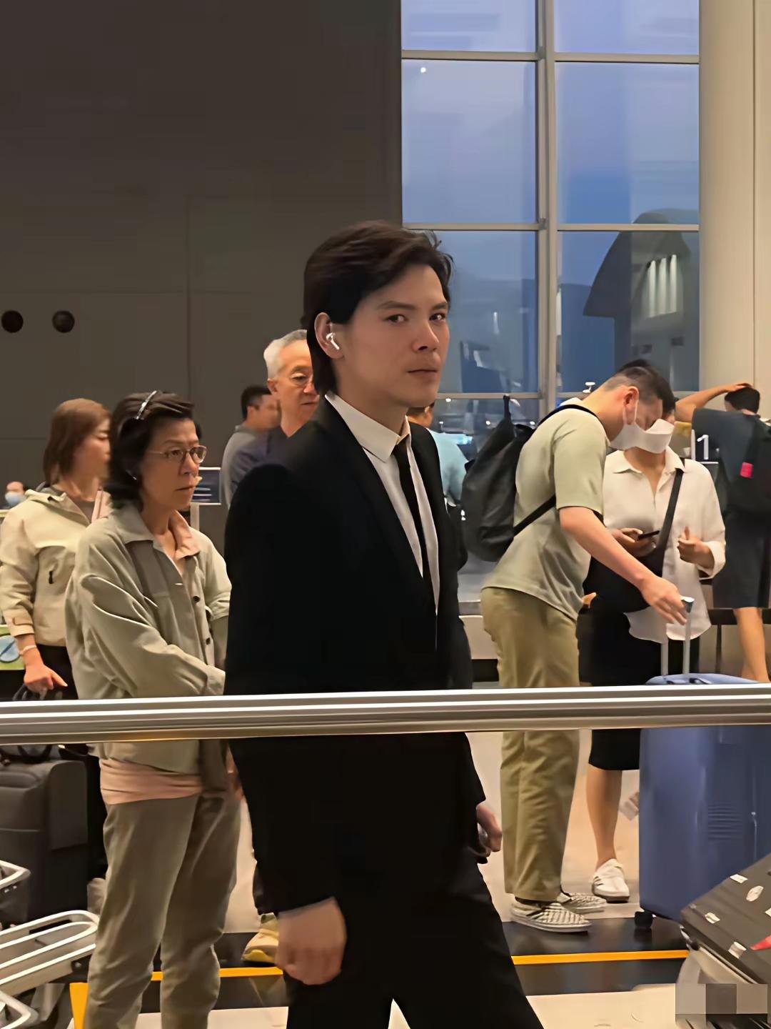 网友在机场偶遇向佐，向佐回归正常了，西装领带，利落的短发，差点没认出来，打招呼也