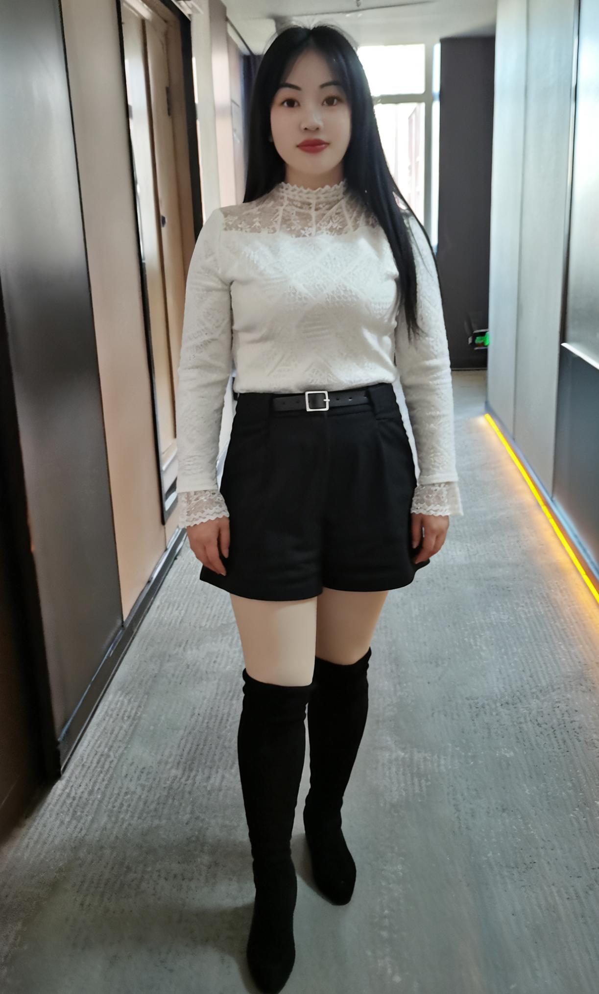 素袂轻扬映雪光，蕾丝暗绣浅含香。高靴过膝添清韵，静立回廊意态长。