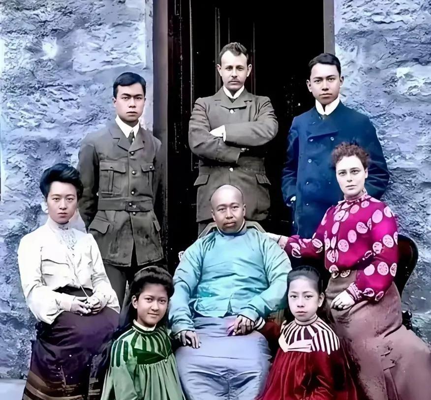 弥留之际的檀香熏得人发晕，康南海枯槁的手指死死攥着阿翠的藕臂，青筋暴起的手背倒像