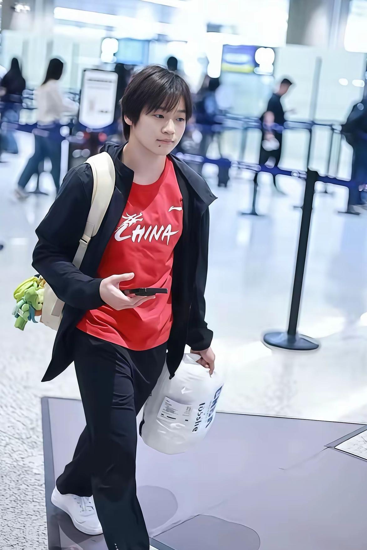 真是解气！全红婵这次直接选择报警，直接把那些躲在屏幕后指指点点的“网络教练”给炸