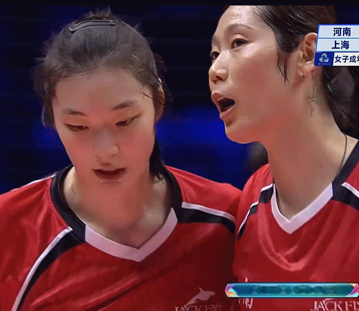 朱婷真的没有帮手啊，有朱婷的河南女排被上海女排吊打！二传张梓涵限制住了朱婷啊，看