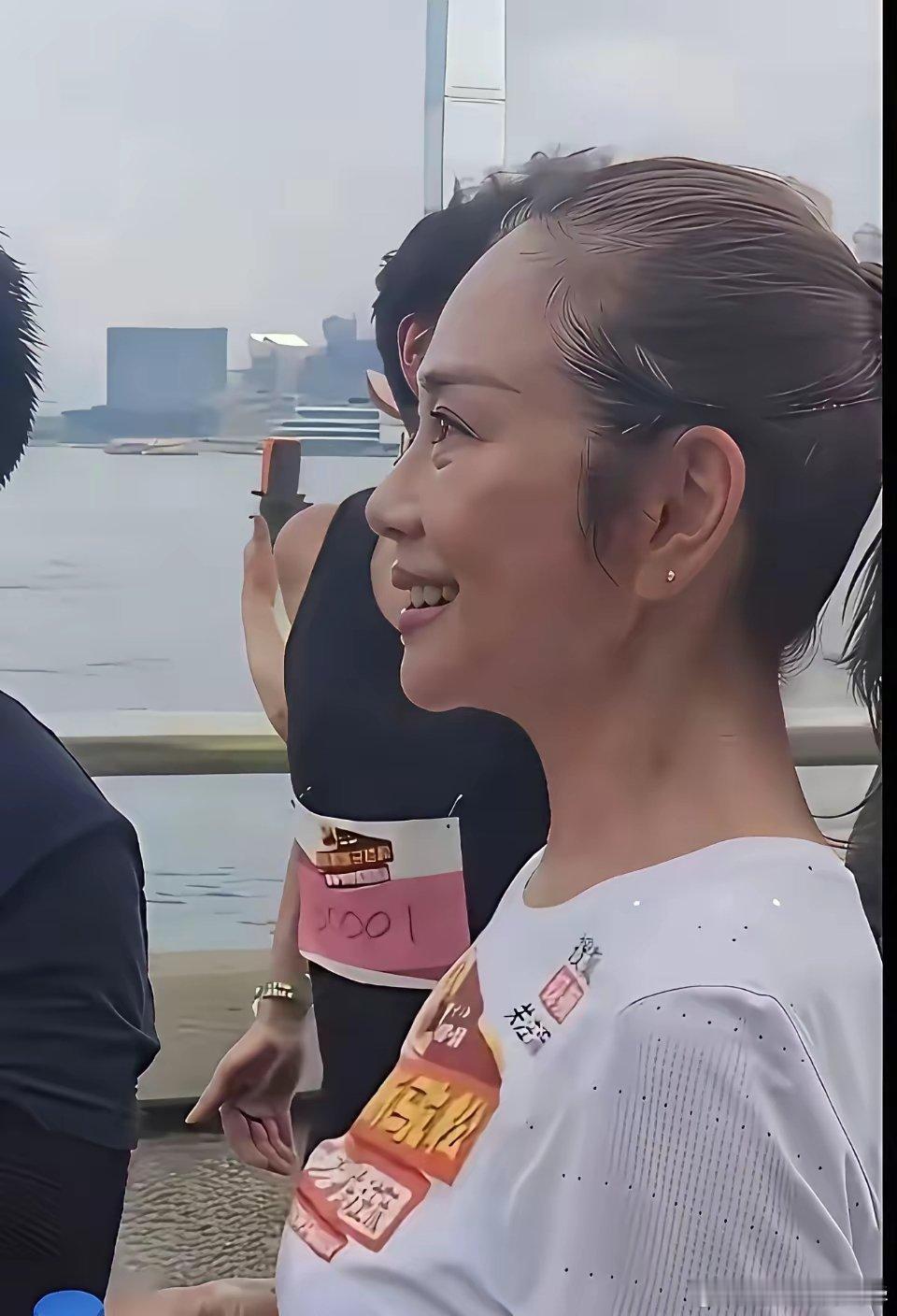 真想不到呀，女神竟然这么老了，不注意看还认不出来是她了。