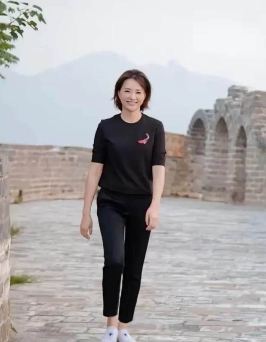 我前同事的孩子跟董卿儿子是同班同学，她去接孩子的时候见过董卿说现实中看到