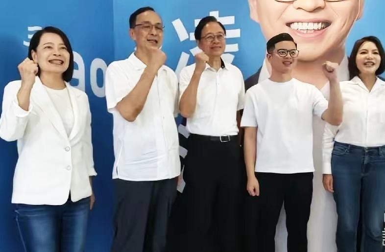 桃园的凌涛这场造势场，台上几人和朱立伦渊源很深。许宇甄、陈菁徽都是当年朱立伦
