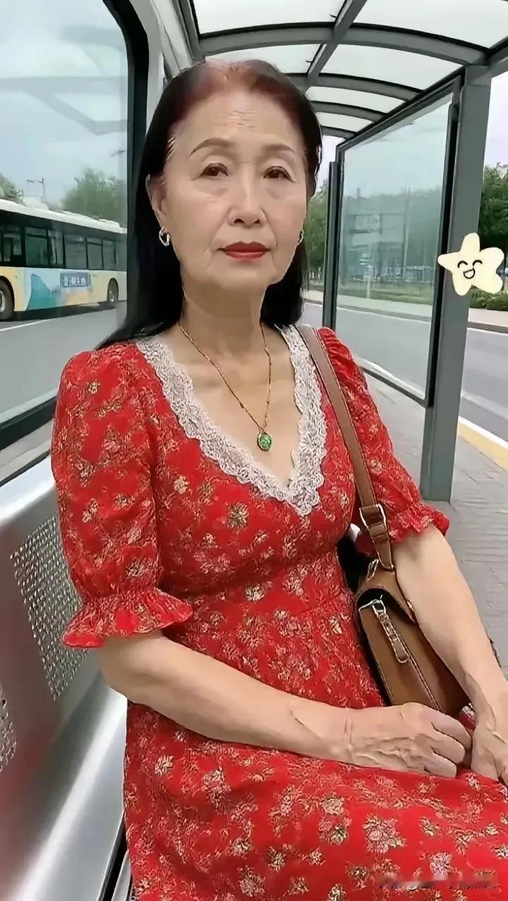 这位阿姨70多岁了，五官很漂亮眉毛修的很好看，大眼睛，双眼皮，可以看