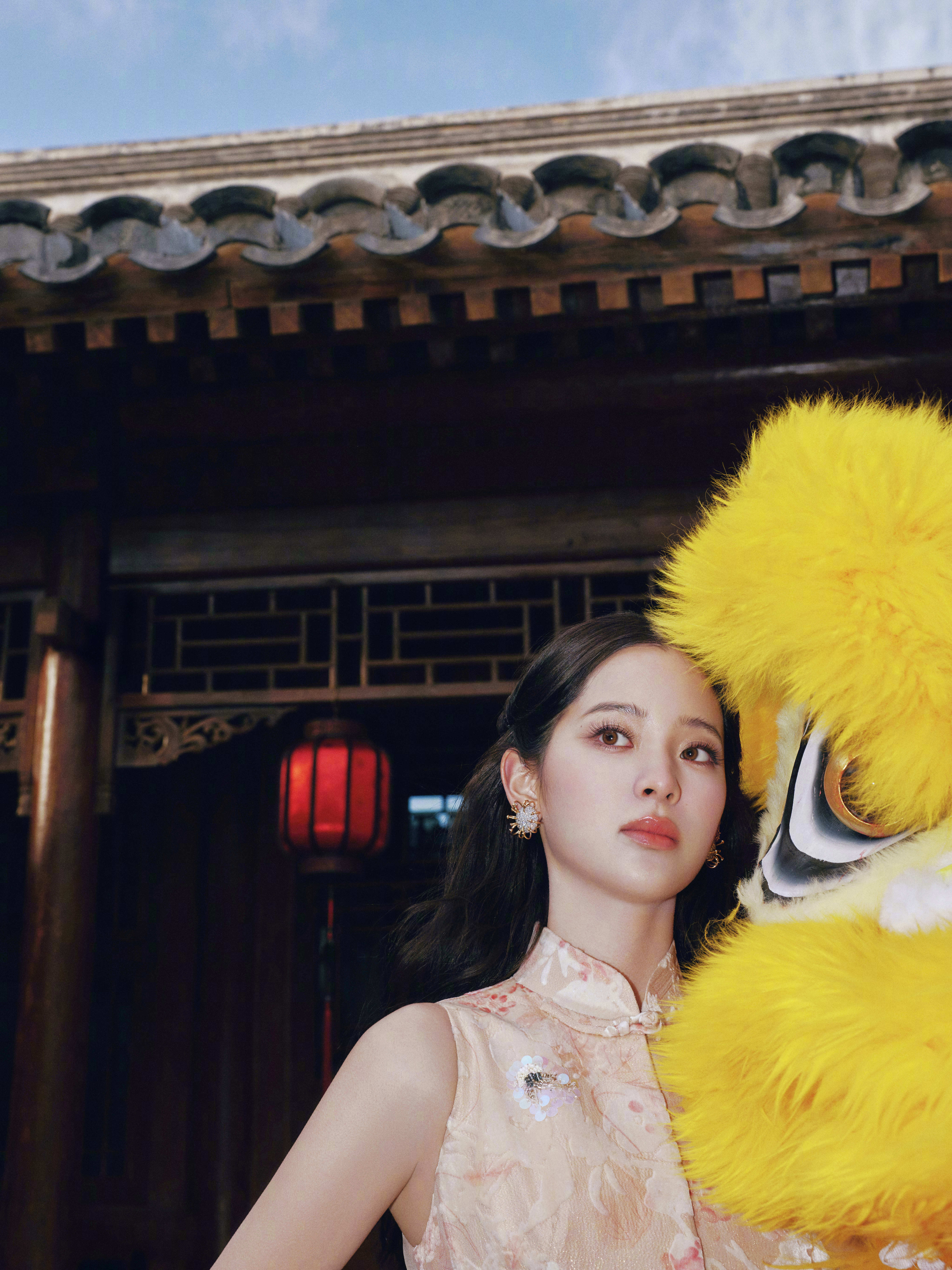 欧阳娜娜春晚红裙温婉，盘发大气，青瓦作衬，国风拉满！娜娜这套造型直接封神，我家