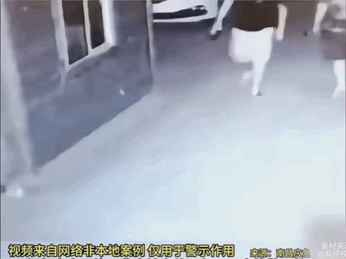 喝多了捶窗户玻璃划到了动脉，这种不及时止血很危险啊！[惊恐]