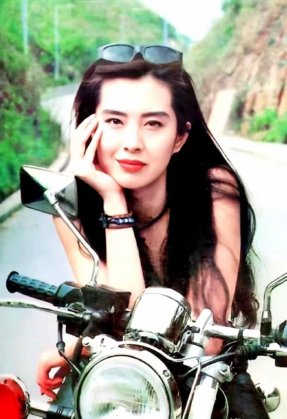 年龄大的艺人迎来了新的赛道。把脸授权给AI。如今已经是59岁的王祖贤，竟然把自