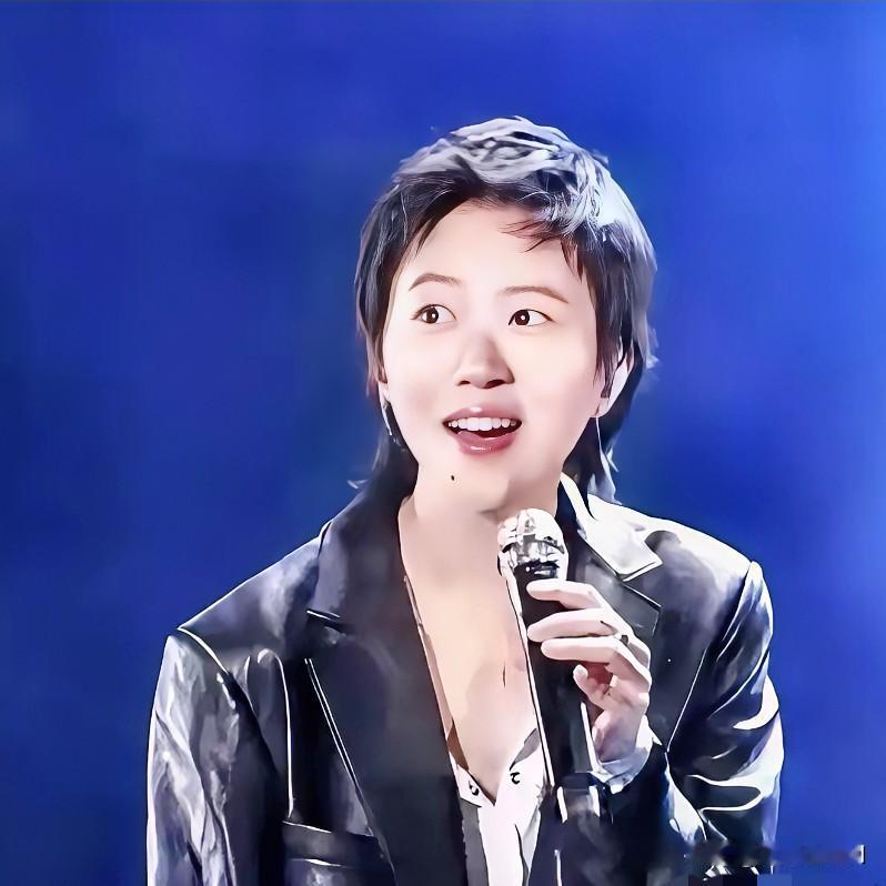 按说王菲和李亚鹏离婚后，童童跟这个“前继父”的关系也该淡了。可偏偏不是——她到现