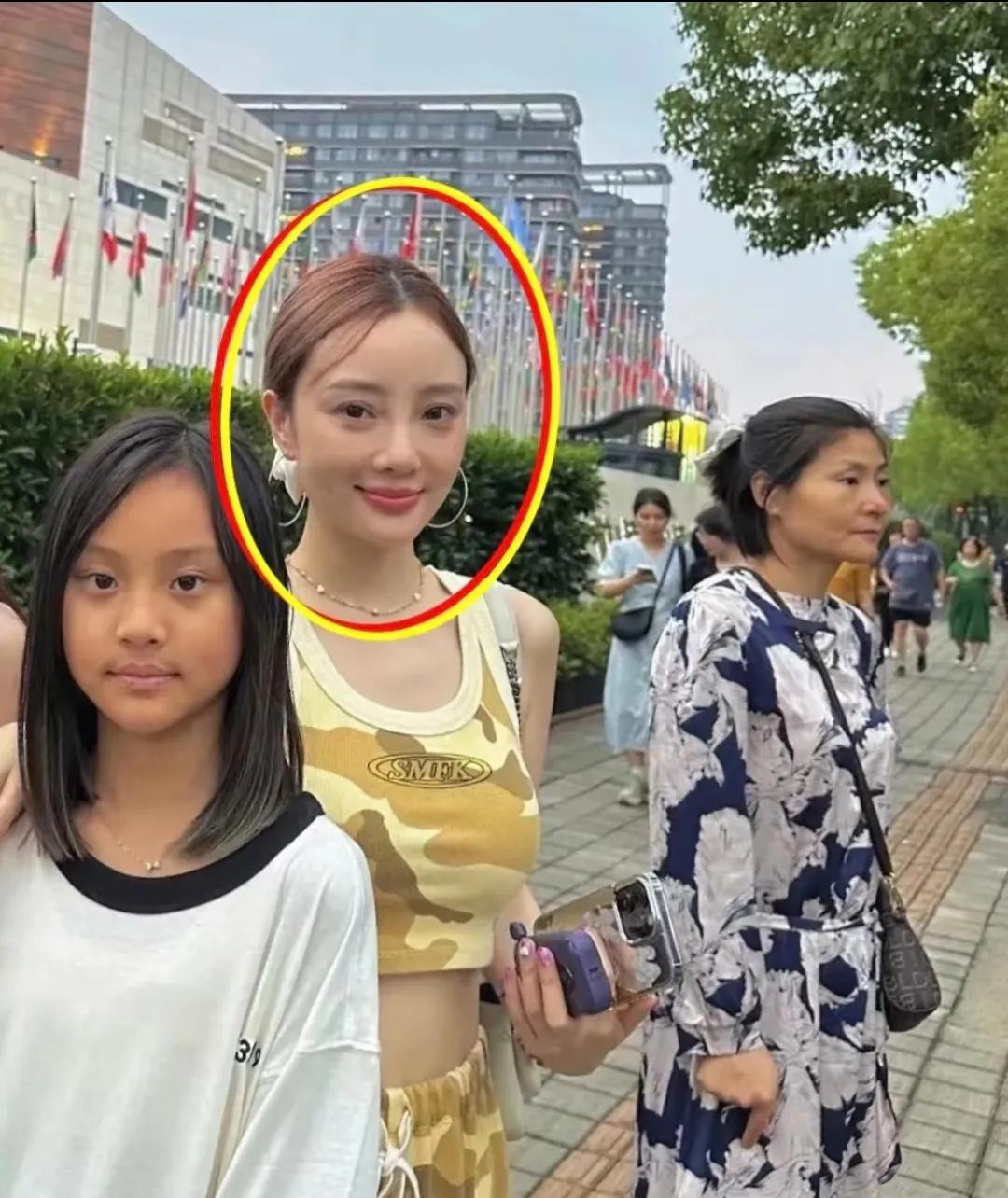 这事儿真没想到，李小璐居然这么做了，他居然把何炅给删了，在综艺上谢娜跟何炅
