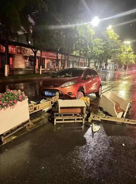 一个螺栓20块，一米护栏800...宝鸡这位车主，撞断的不是护栏，是某些人的"饭