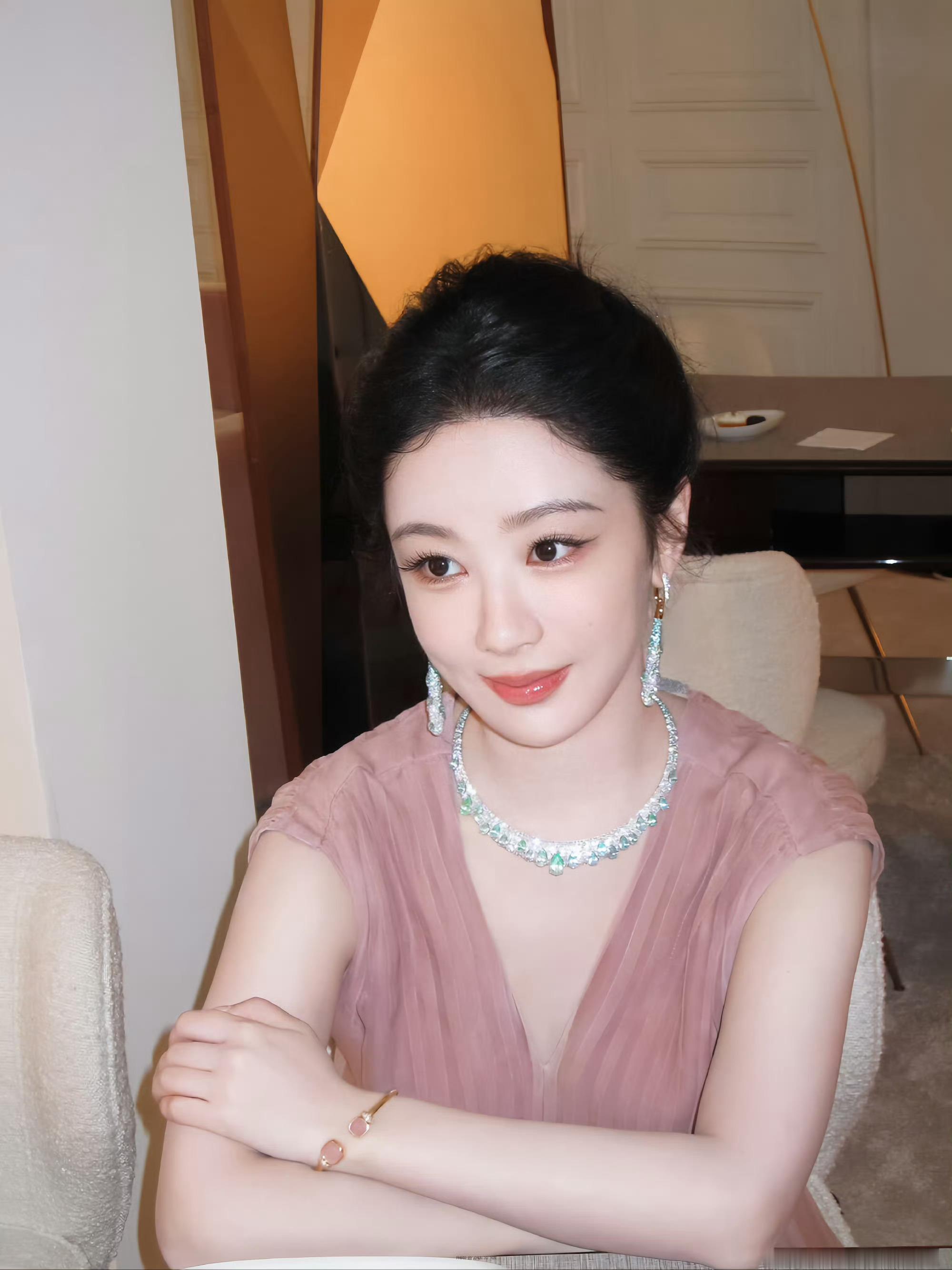 宝曼兰朵全球品牌代言人杨紫我的心为你而跳，我的脚陪你走天涯海角，我的手拉着你幸