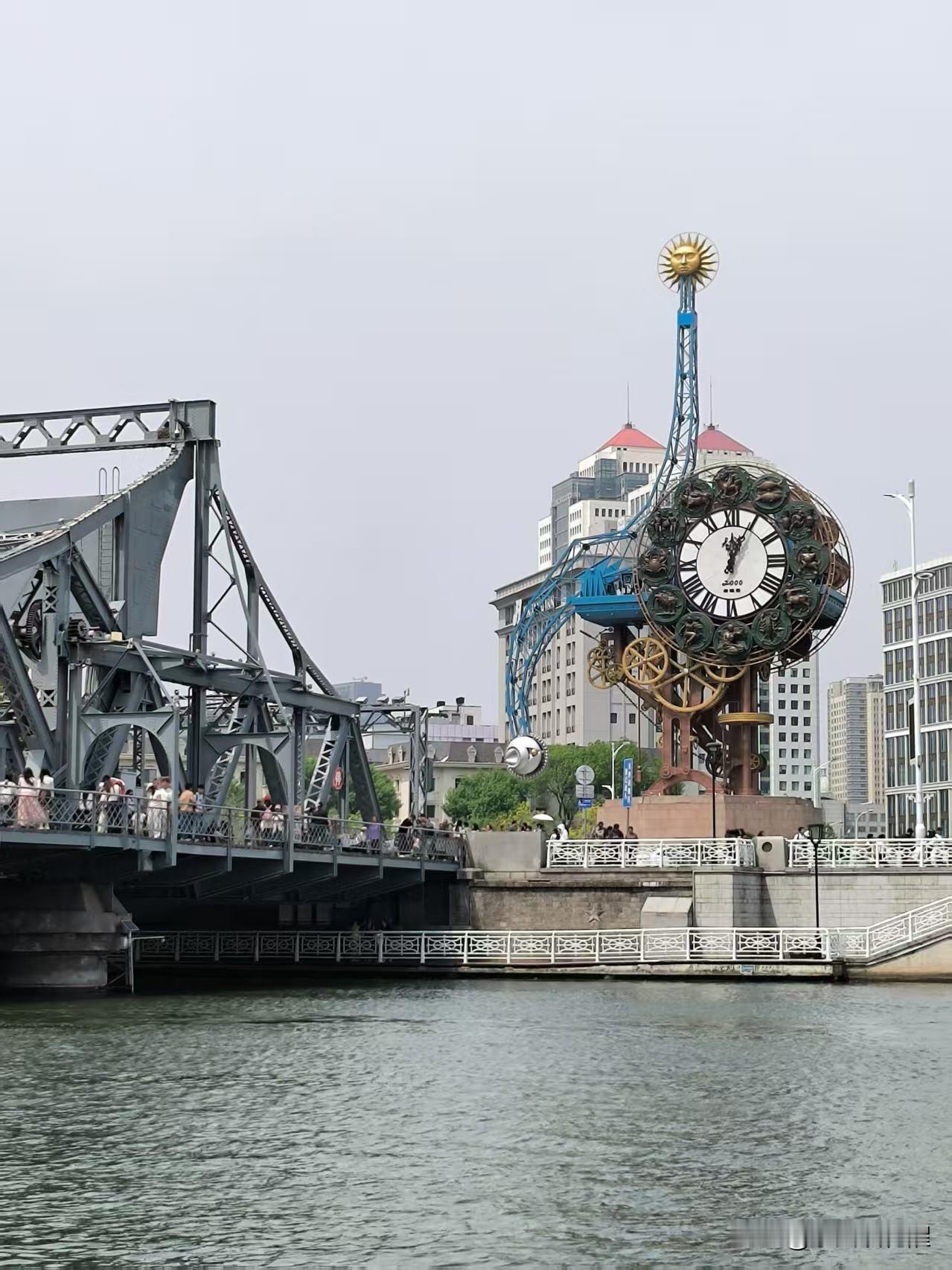 好久没来津湾广场这边遛了，因为是周日，海河两侧的游客真不少，观光船一会一趟，载着