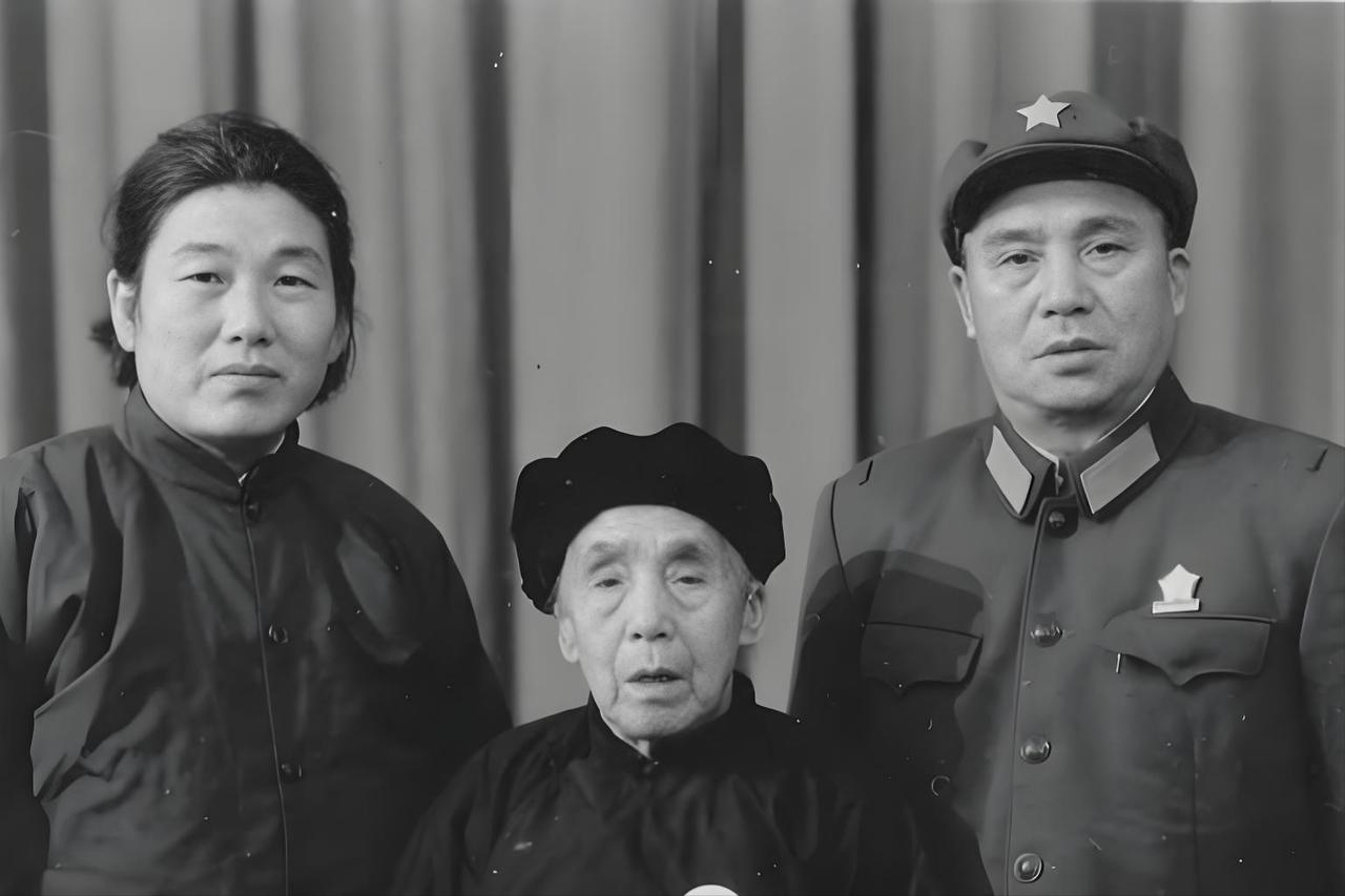 1947年，我军一位师长娶了刚刚阵亡战友的妻子。新婚之夜，两人和衣而坐。师长突然