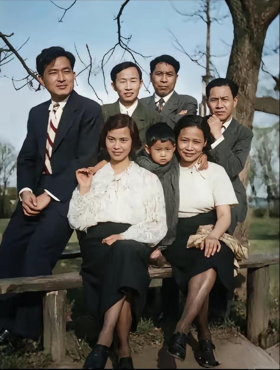 这是贺子珍（前排左一）和5岁的女儿李敏，以及好友们在苏联的罕见合影，都看看吧，从