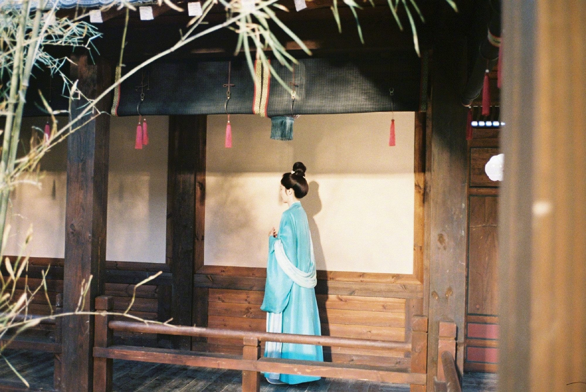1.白鹿和周翊然没有谈恋爱，他们住的小区里有很多艺人，两人之间也没有什么暧昧的