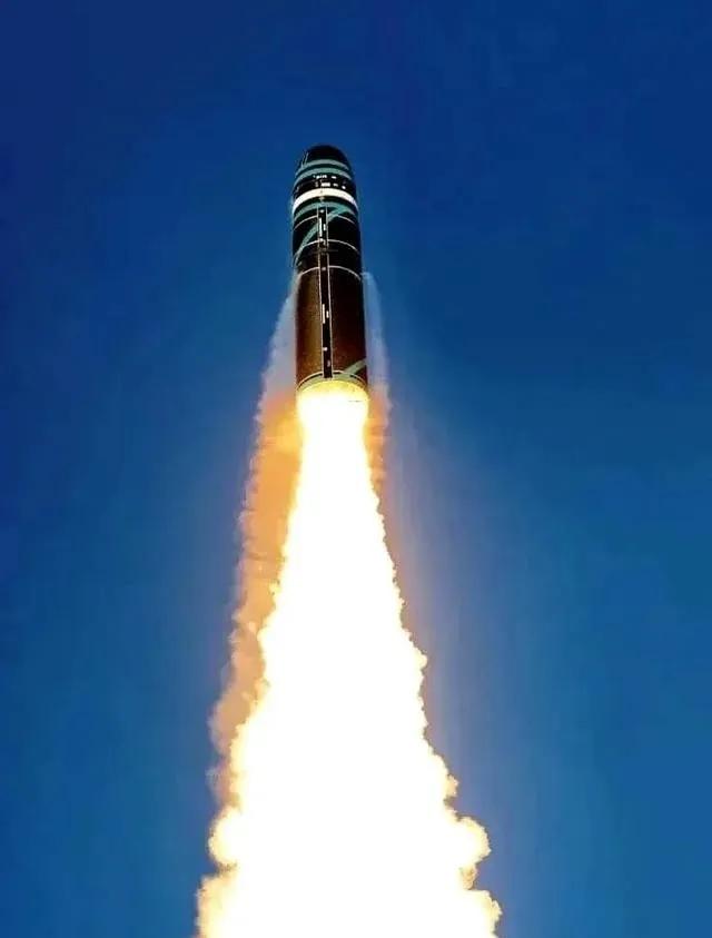 放大招了！伊朗总统突然站出来，刀架在脖子上了，对着全世界喊了两句话。第一核武器，