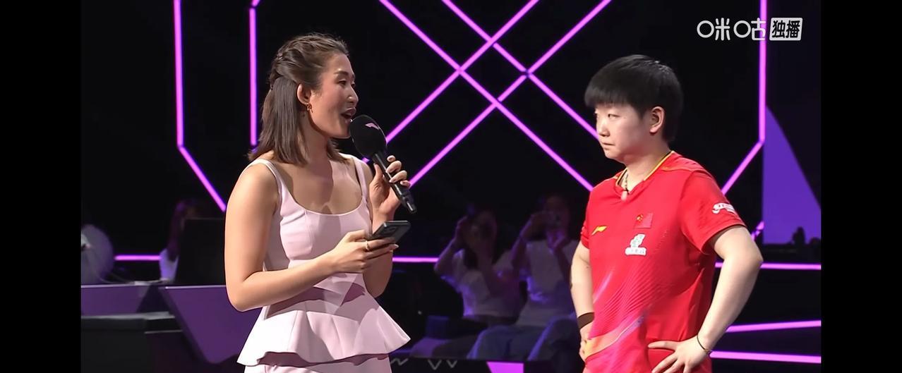 莎莎4：1战胜石洵瑶，赛后采访。记者：恭喜莎莎赢下比赛，晋级决赛。莎莎你是如何