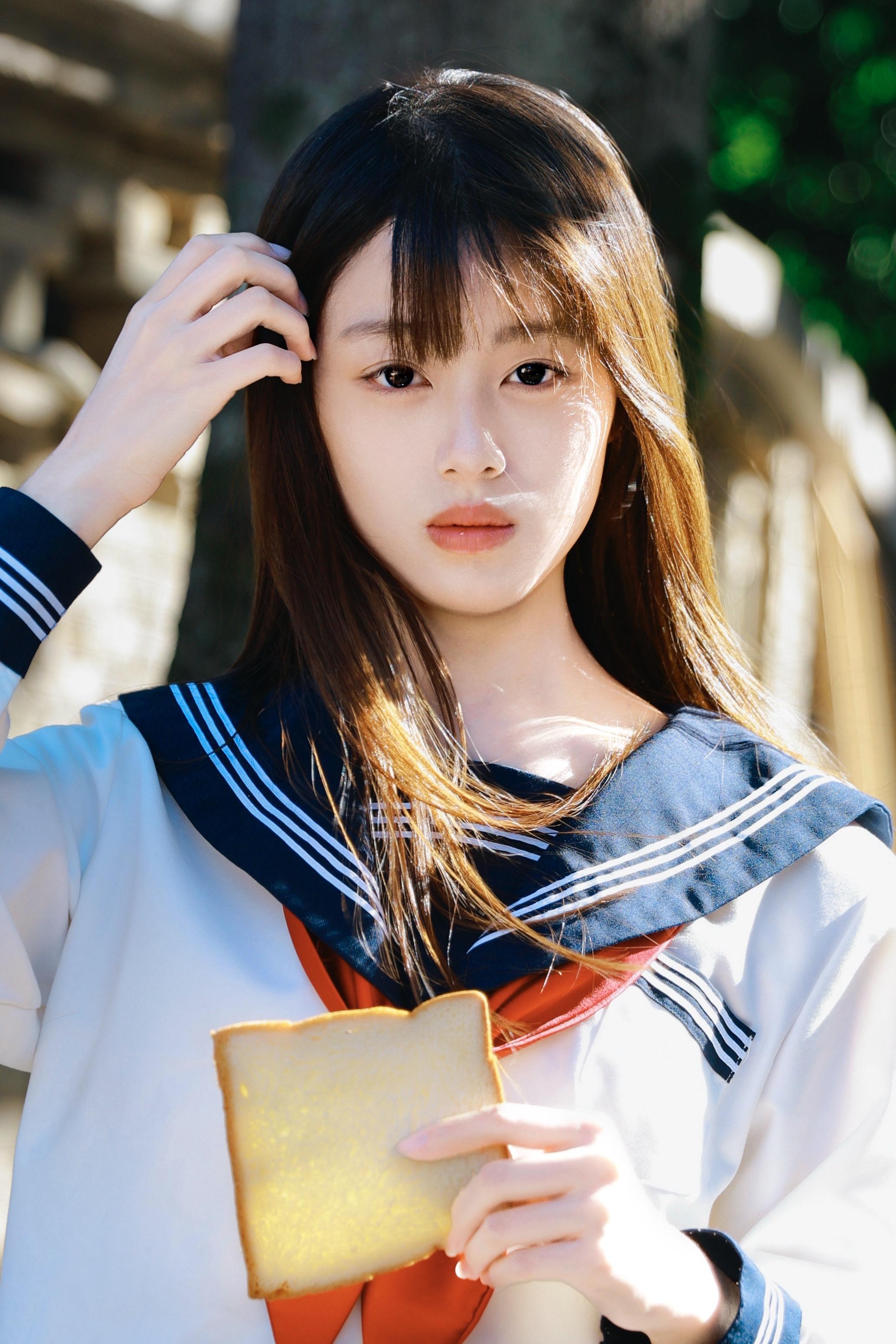 光，是摄影的魔法。它可以是清晨穿透薄雾的那缕暖黄，轻柔地抚摸世间万物...