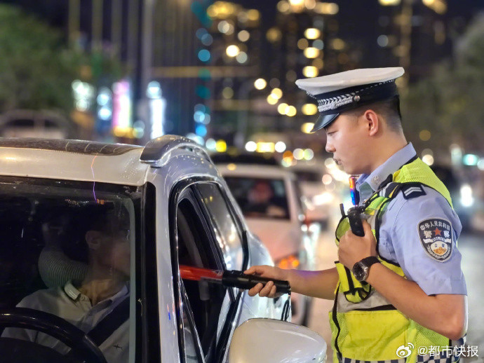 #男子喝20支藿香正气水后开车被判刑#因每次喝完藿香正气水后感觉神清气爽，浙江