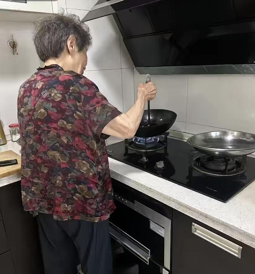 我妈今年82了，有个坏习惯50多年了，谁也没办法改。​一天三顿饭，从不让我爸伸