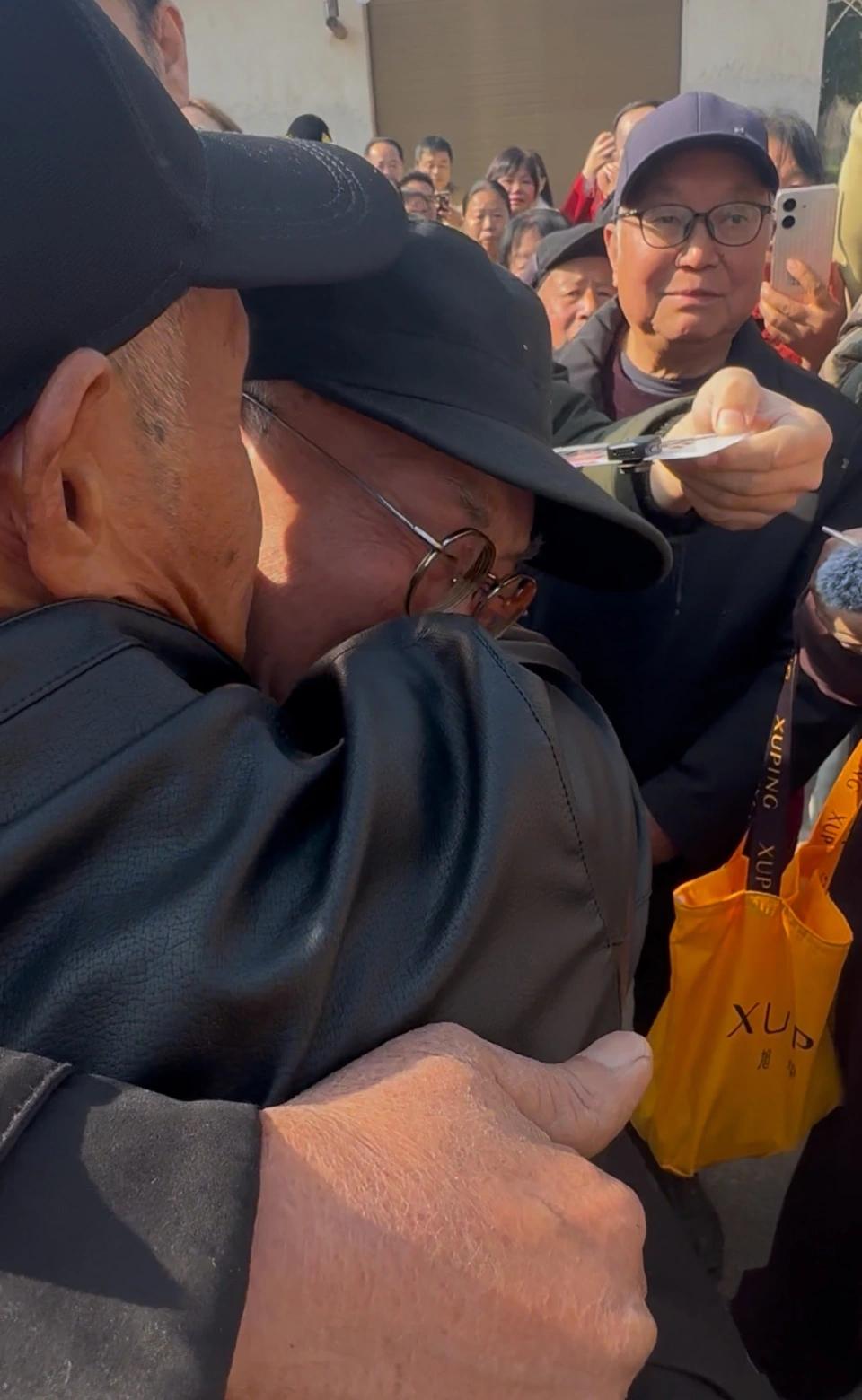 团圆总是让人忍不住的抹眼泪！67年前在湖南码头走丢的那个男孩，昨天回家了，原来他