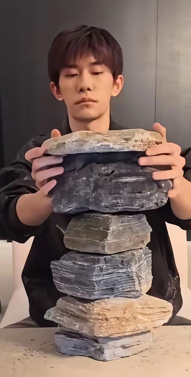 看看易烊千玺，都被逼成啥样了！9月16日晚8点，易烊千玺开了一场17分钟的直播