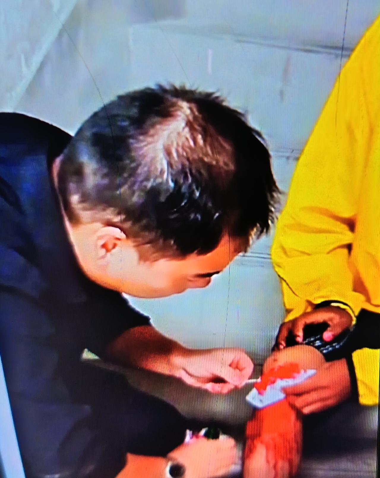 温暖的相遇：当外卖小哥坐在二楼台阶上济南的一则小新闻，击中了人心最柔软的地方
