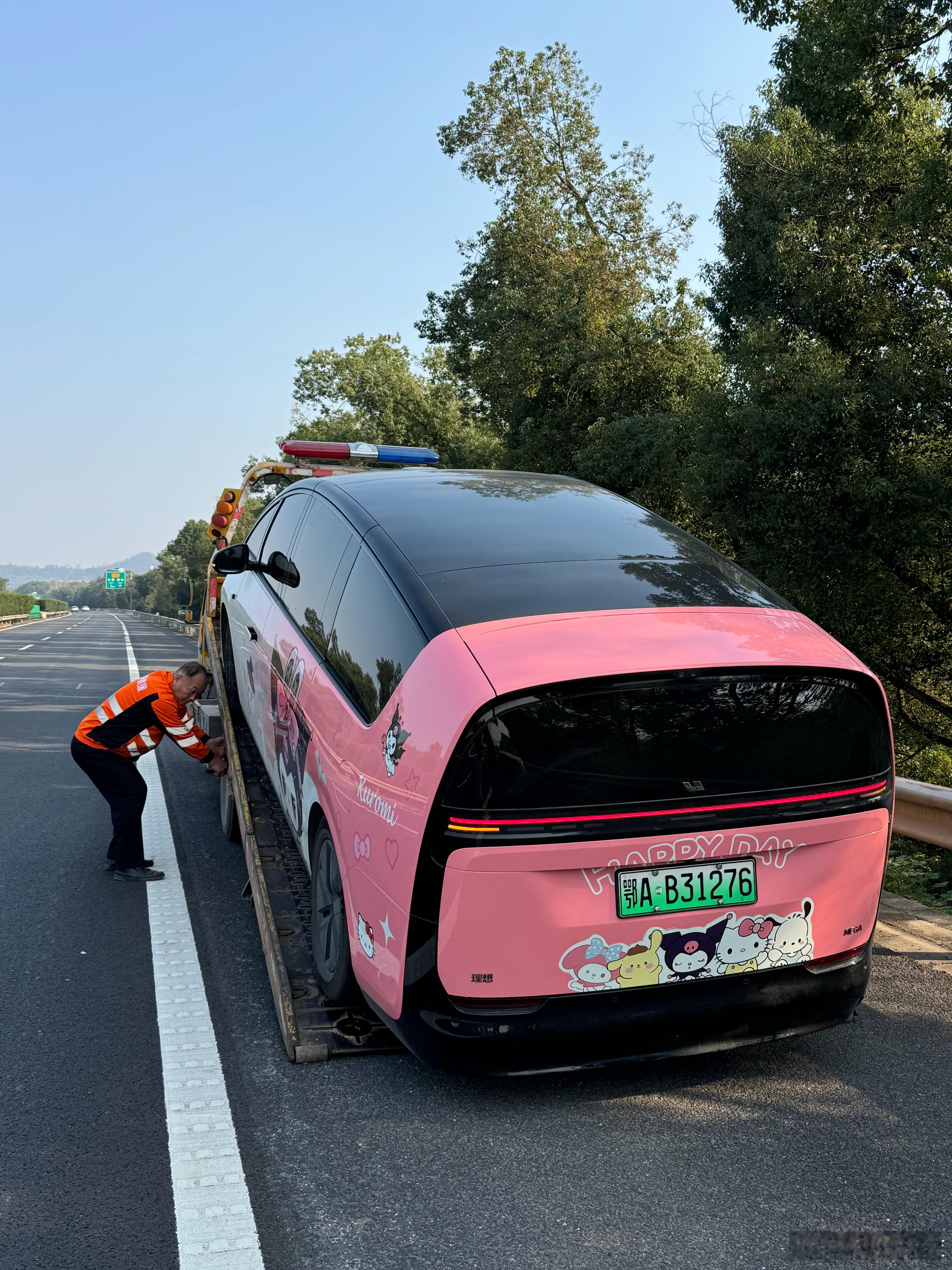 第二次坐拖车上今天出门钓鱼太惨了终于搞好了拖下高速再走保险托到公司去