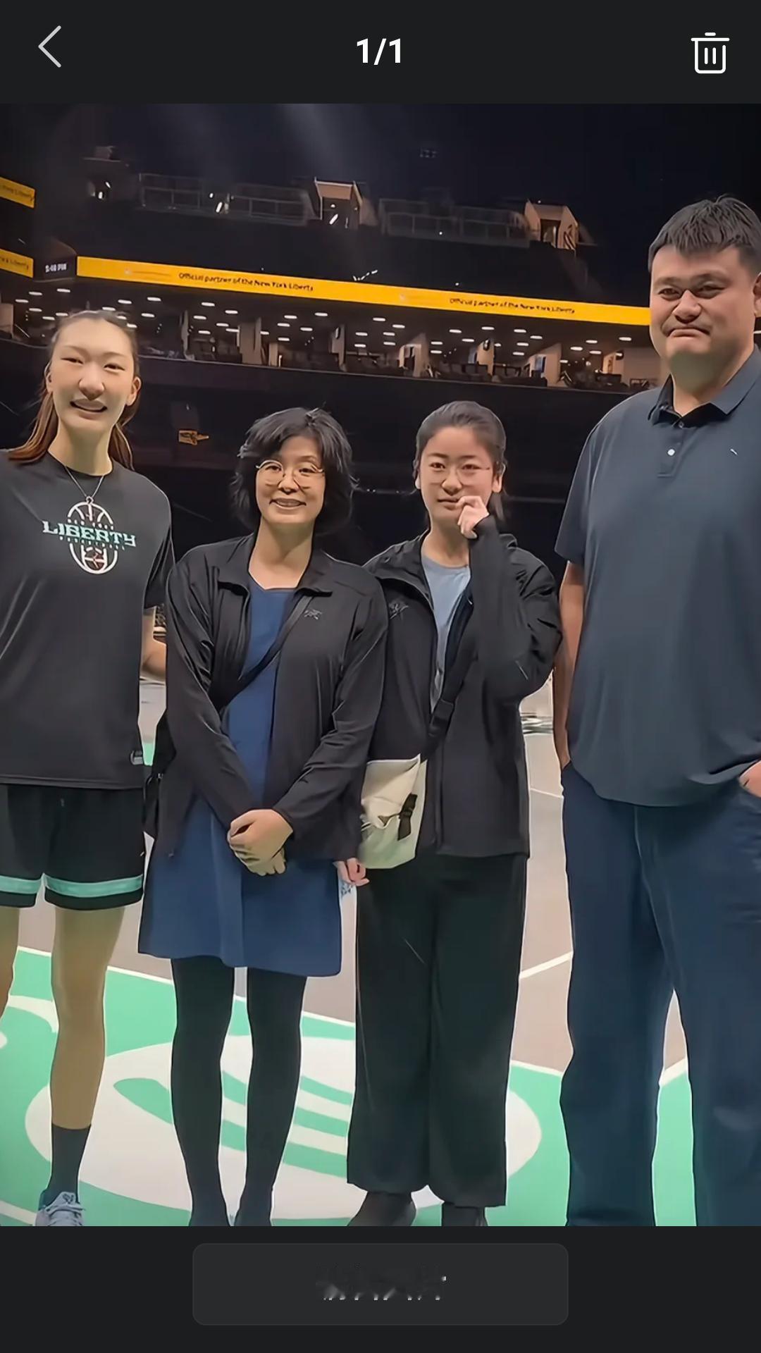 前不久中国篮球名宿姚明和妻子叶莉，女儿姚沁蕾一家三口来到纽约自由人主场，观看中国