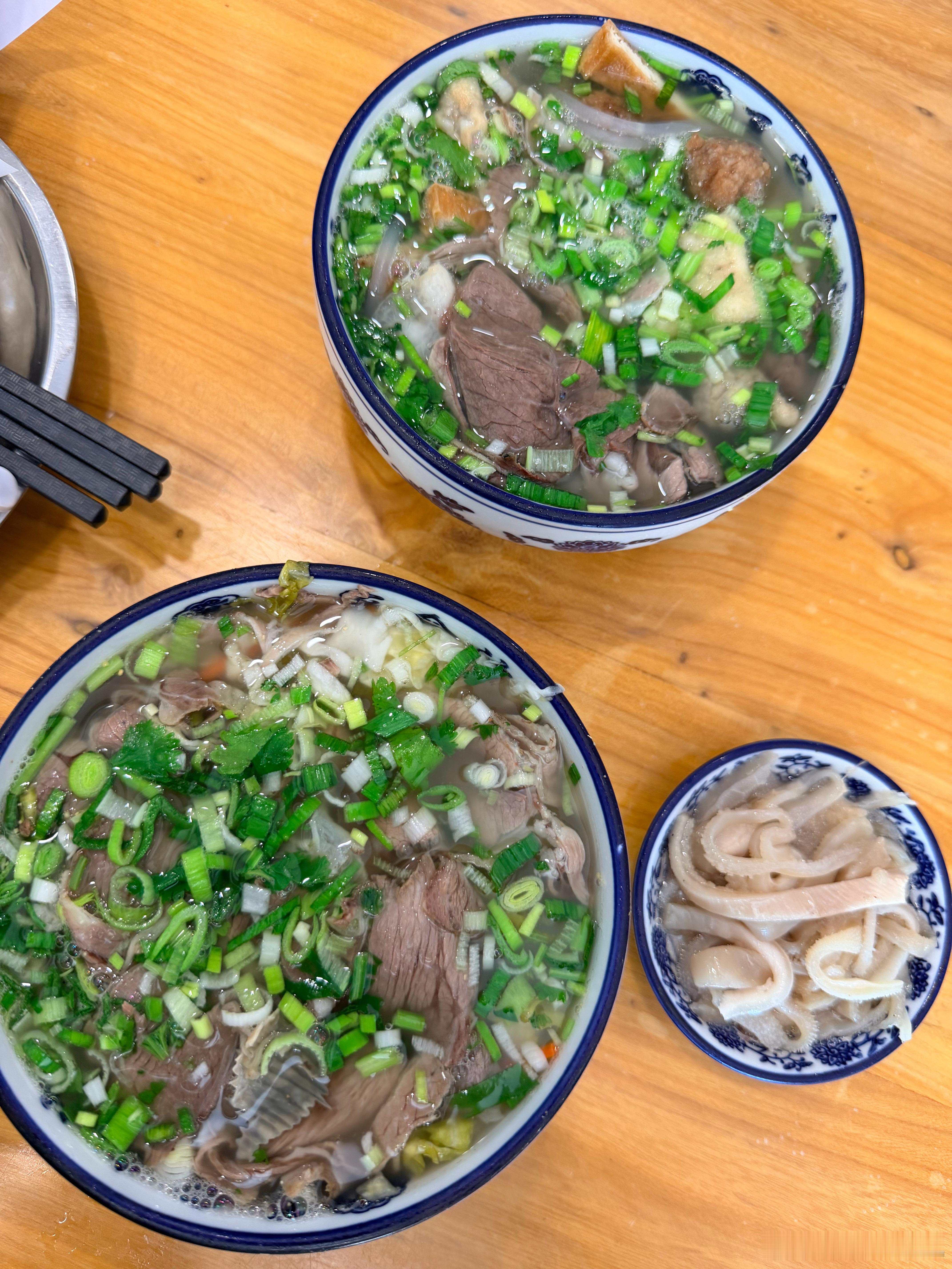 来碗羊肉合汁，没吃过，有点像是馍就着羊杂羊肉汤吃吃随机找的一家这满座率看来选的不