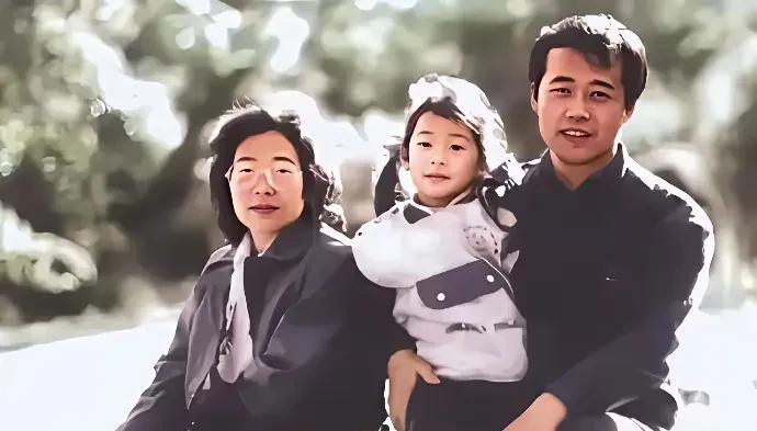 这是王石两个家庭两张照片的强烈对比，不禁让人感慨万千。与前妻和女儿的合照很真实