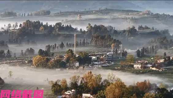 四川雅安有男子在一处山上取景拍摄时，突然有高铁闯进镜头里，一下子让男子仿佛看到了