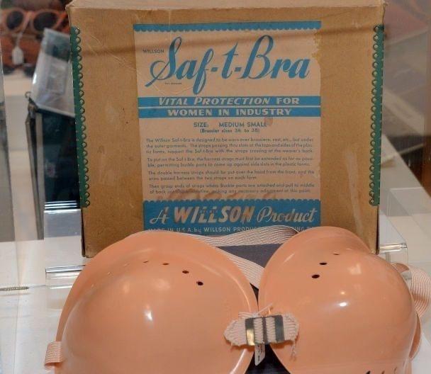 特殊胸罩：二战期间美国女性保护乳房免受伤害二战打响，美国男人大批上战场，工厂劳