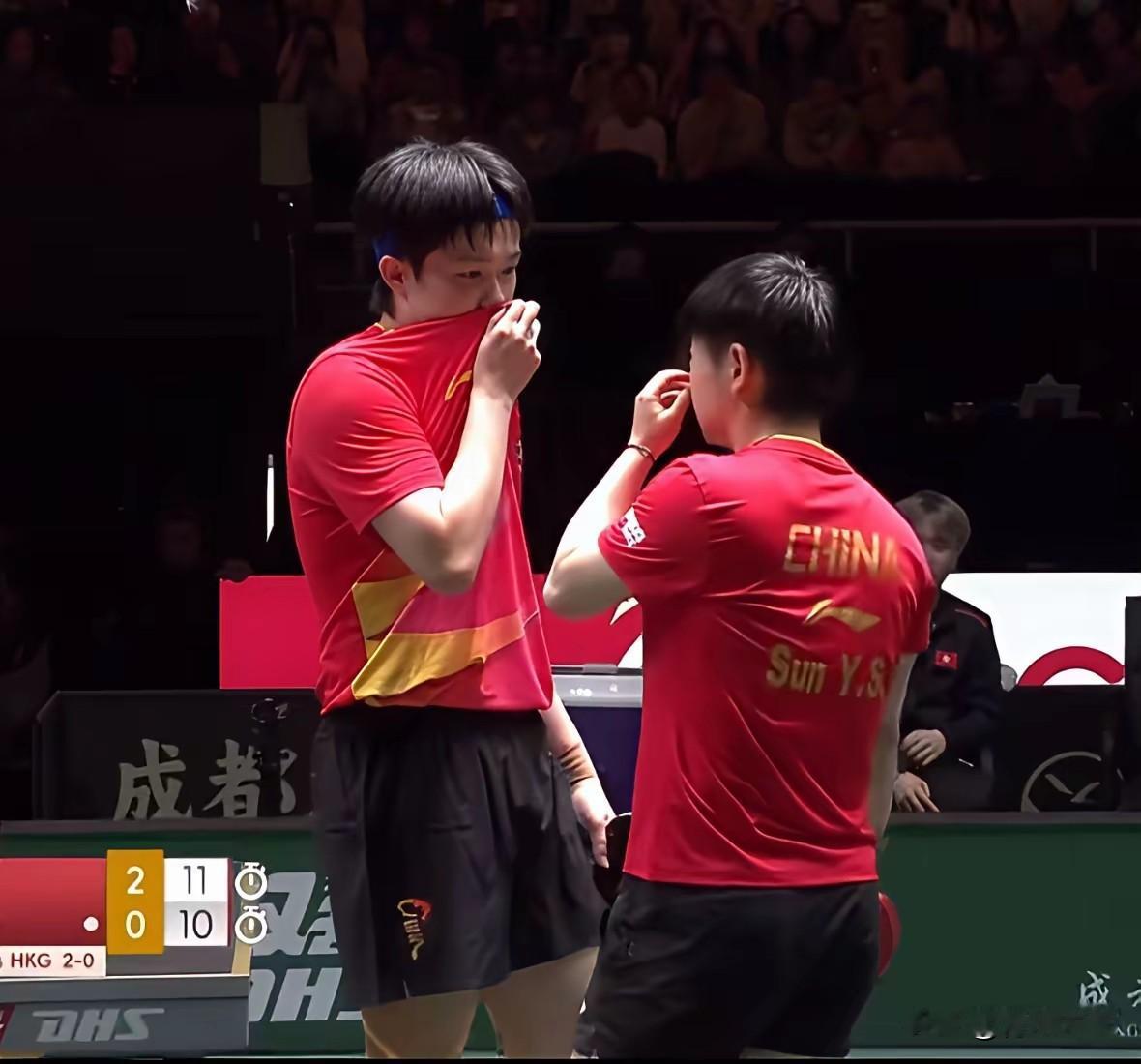 有网友问:王楚钦和孙颖莎说话，为啥捂住嘴巴？是不是口中有异味？其实不是！你