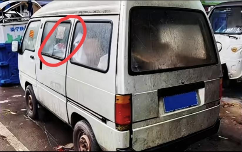 真是被这一波神操作给震惊到了！在北京，有人专门去二手车市场花4000块钱，买了