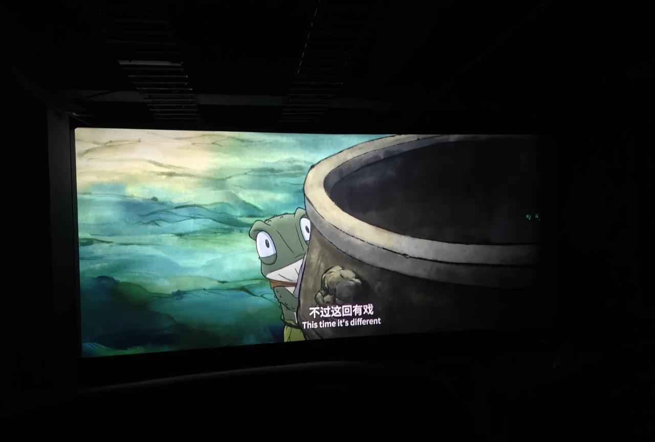 昨天晚上去看了电影《浪浪山小妖怪》，正好的吃饭的时候，那个时间点上座率不算很高，