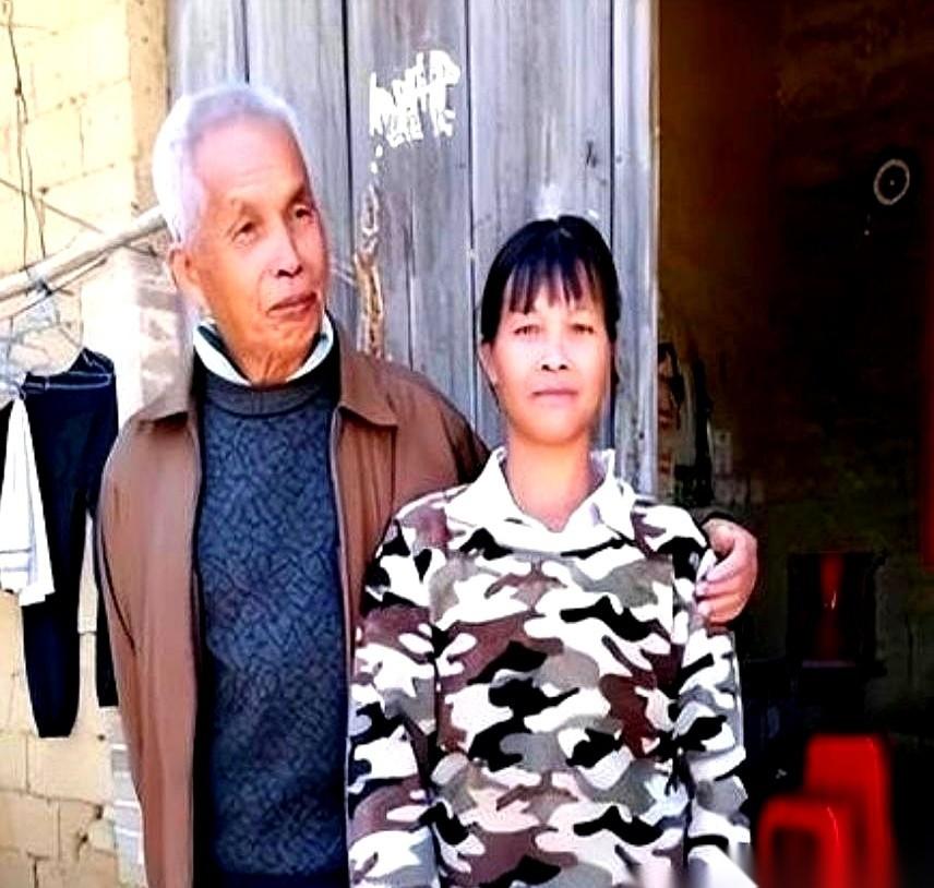 说起广西那对21年生了15个娃的夫妻，最让人后背一紧的，不是17口人挤一间漏雨泥