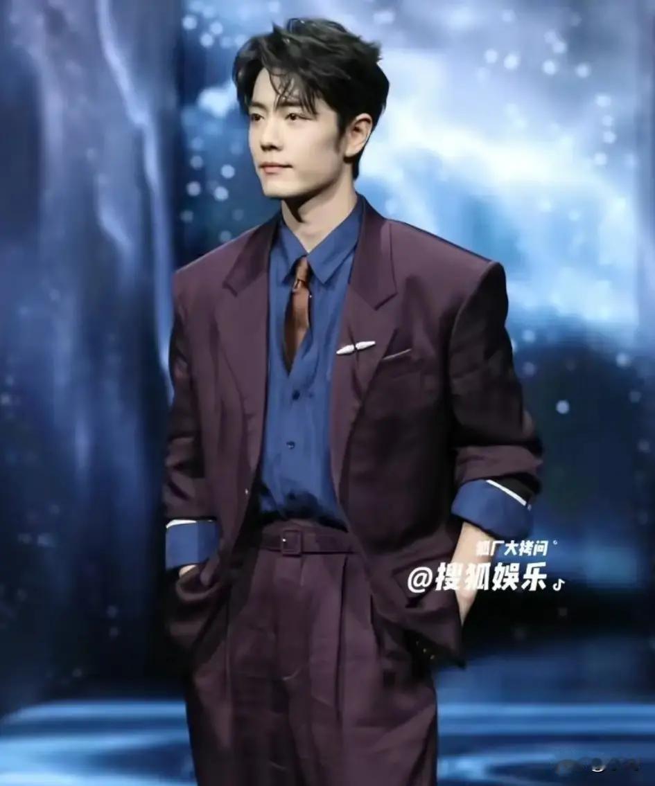 肖战4月3号品牌活动走红毯，一身黑色西装刚下车就被镜头怼出满身褶子。粉丝说前